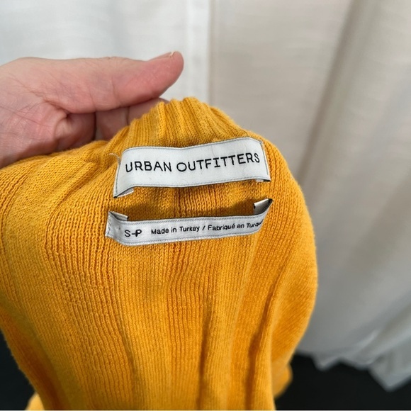 Urban Outfitters mustard yellow off shoulder crop top - Picture 6 of 7